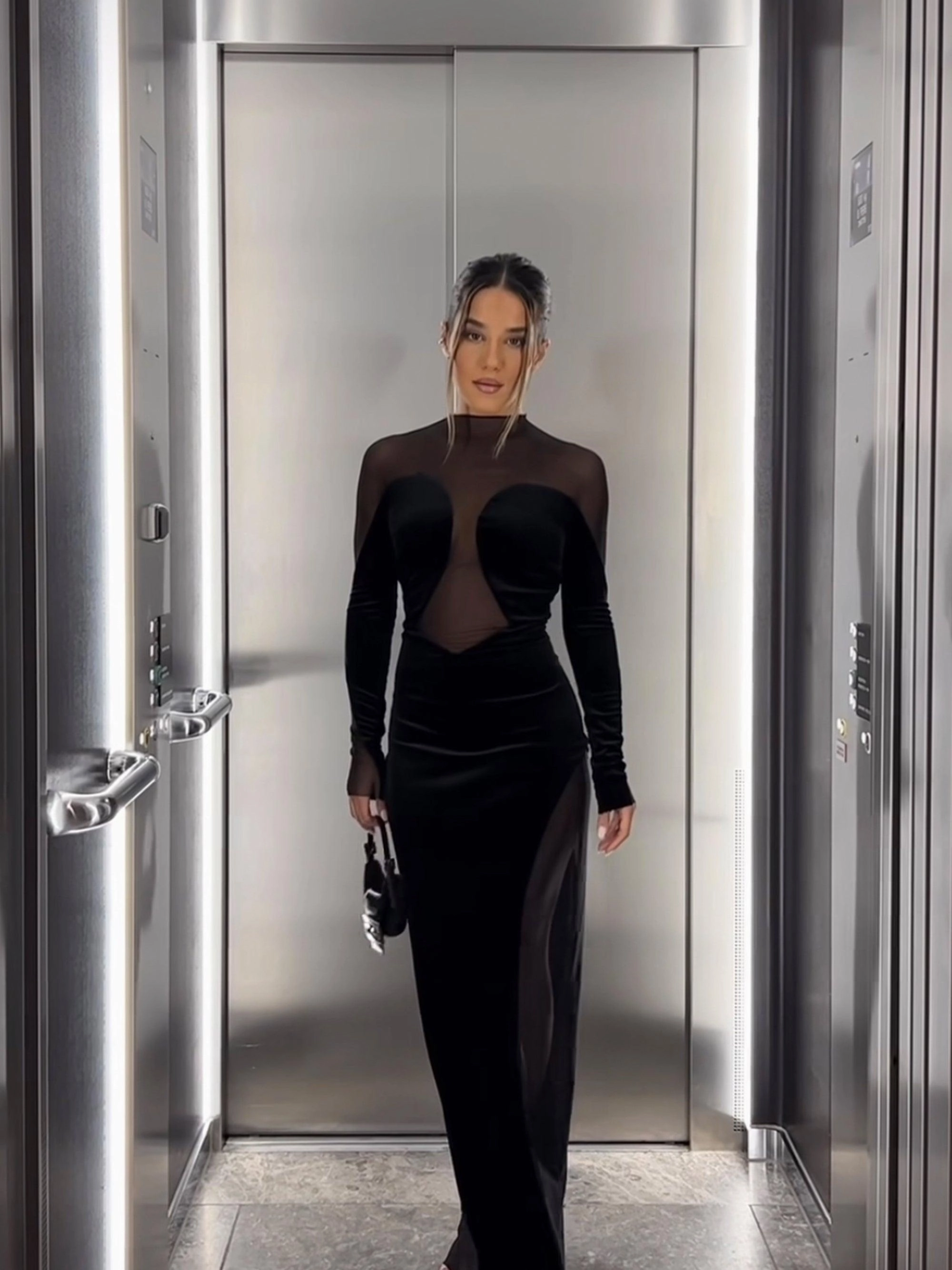 Smooth silhouette Soft Feel Aries Gown - Black