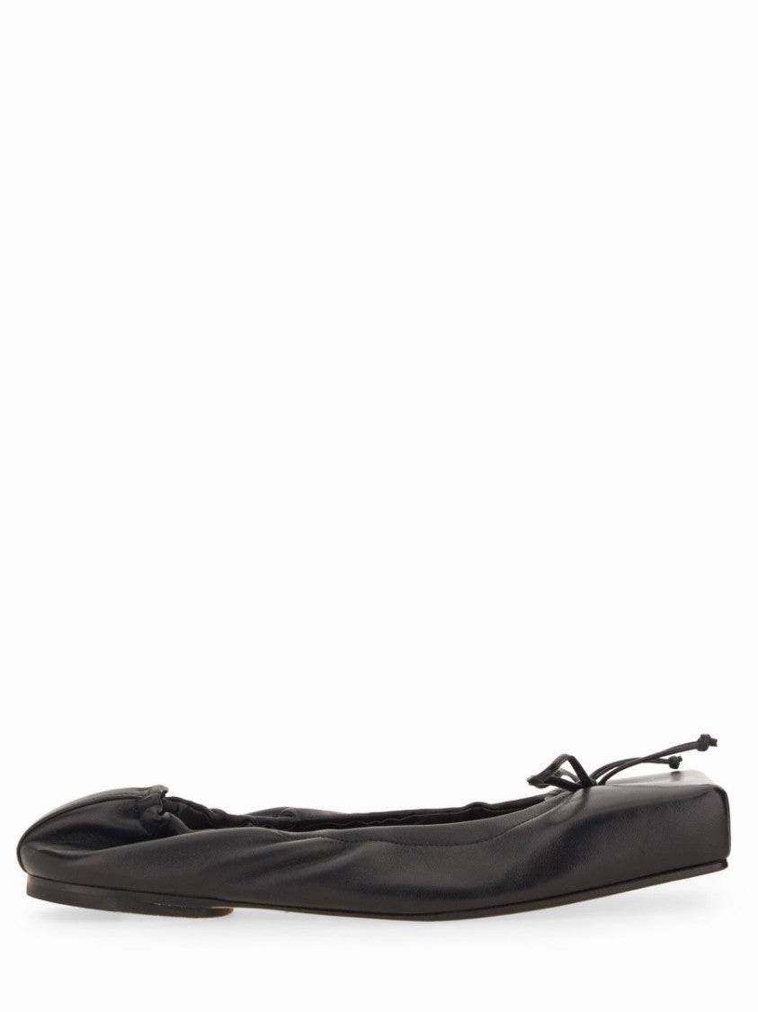Black Square-Toe Shoes With Gathered Upper Fit Step Hike Path