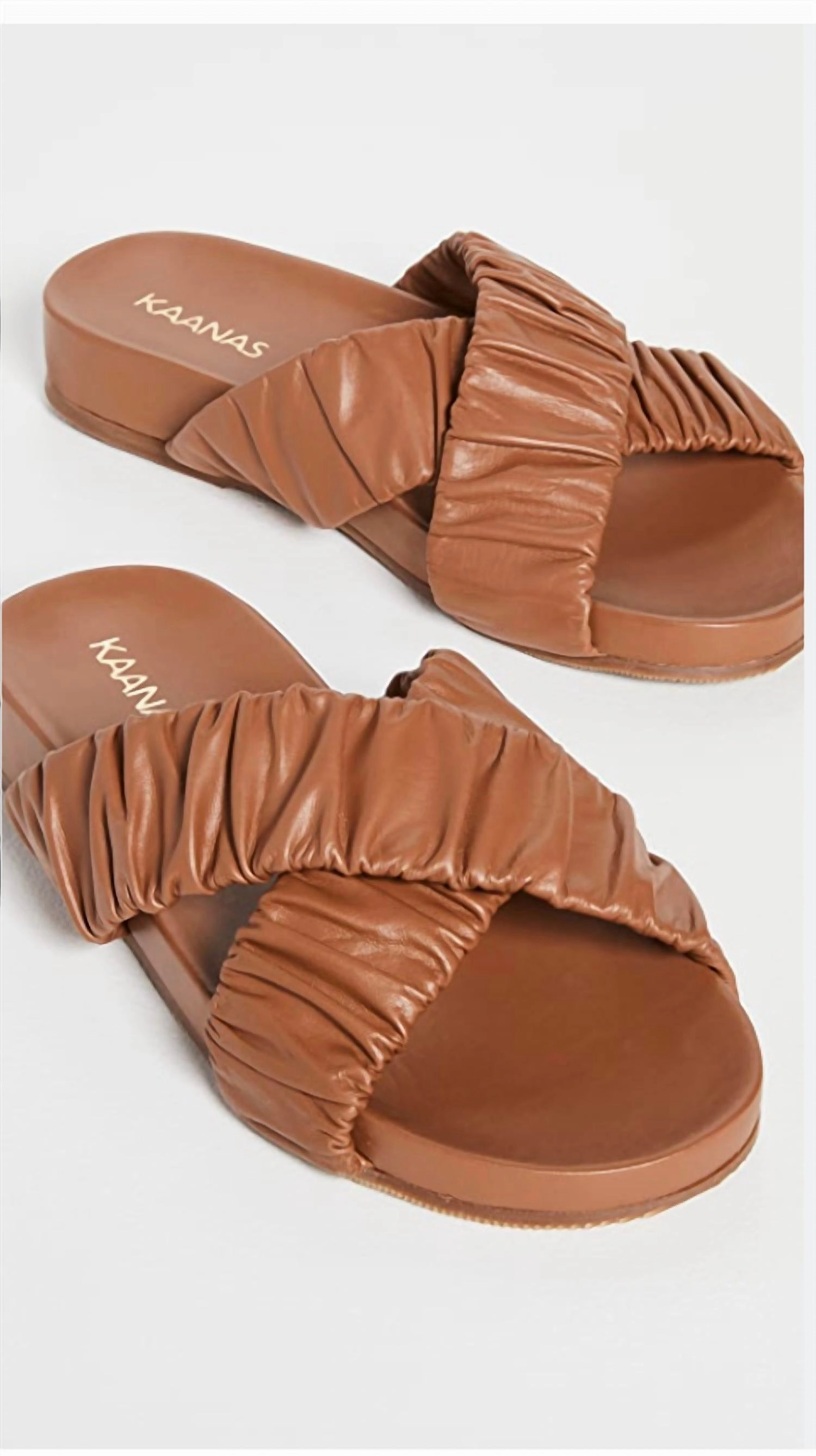 Effortless Fashion Cinema look Saona Scrunchie Cross-Over Pool Slide-Coffee In Brown
