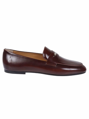 Streamlined Leather Moccasins With Refined Metal Accent Fund Mood