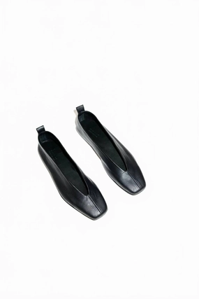 Women's Chata Flat Shoes In Black School Game City Wander