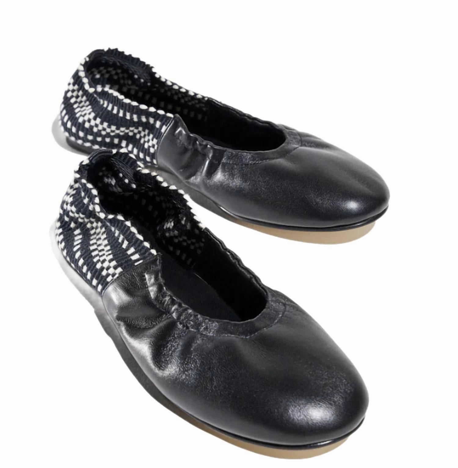 Women's Soft Leather Flat Shoe In Black Relaxing Step